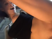 黑髮癡女在沐浴間正在享受著激情時刻