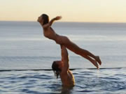 苗條女孩享受感官刺激直至到達高潮