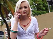 嬌小的金髮女郎陌生人提供錢一起上車做愛