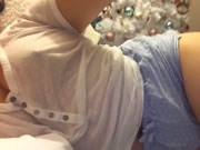 甜甜小美女穿著貼身T卹短褲床上自拍